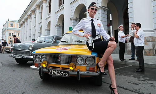 Ngắm dàn xe ôtô cổ Liên Xô khoe sắc trên Quảng trường Đỏ