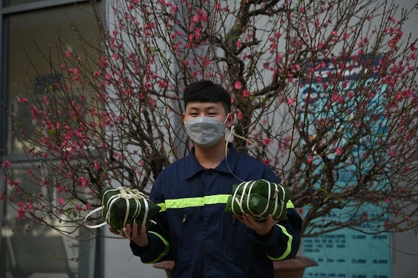 Trổ tài gói bánh chưng, “khắc tinh” của lửa khiến ai nhìn cũng mê