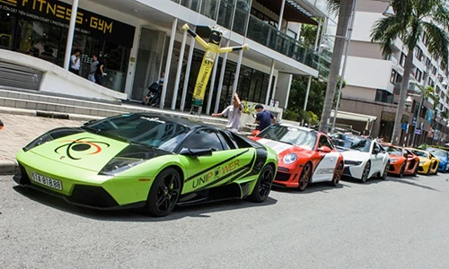 Dàn siêu xe trăm tỷ “đại náo” Sài Gòn