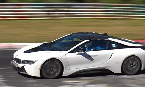 Xem siêu xe BMW i8 mui trần lăn bánh trên đường thử