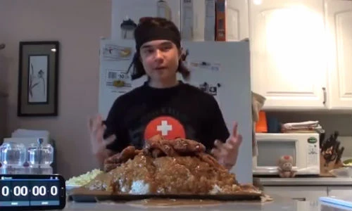 Thanh niên mảnh mai ăn sạch 9kg cơm gà trong 50 phút