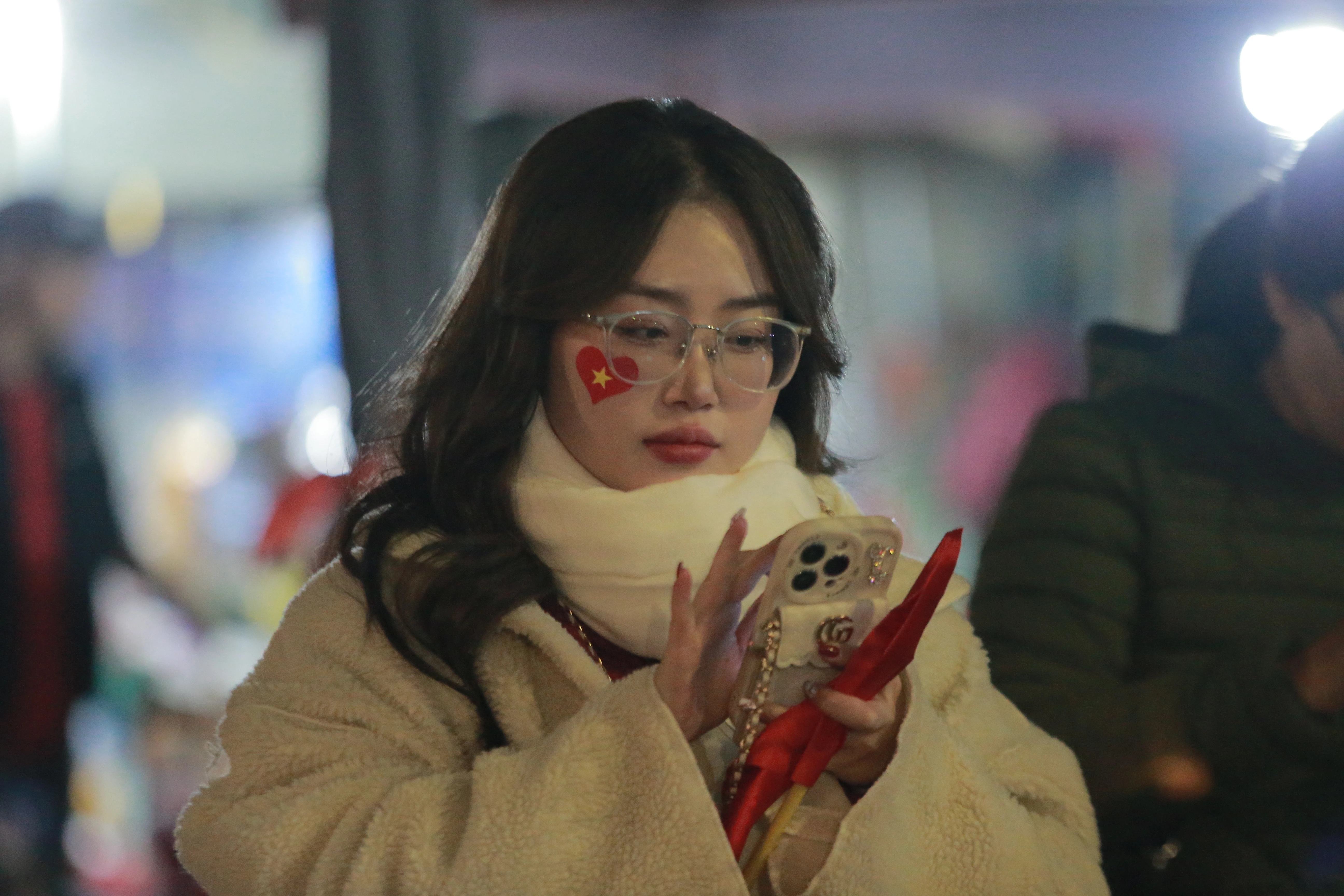 Dàn nữ CĐV xinh đẹp cổ vũ ĐT Việt Nam đấu Myanmar