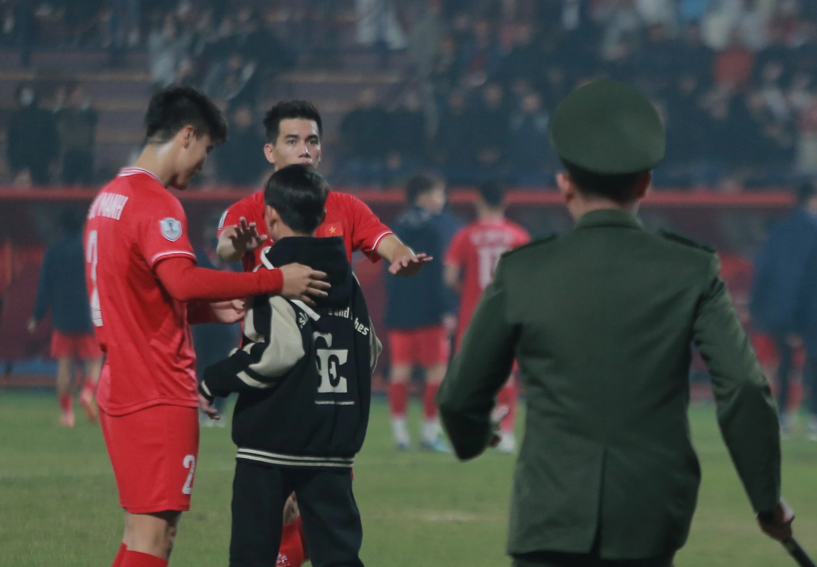 Fan nhí lao vào sân, đội trưởng Duy Mạnh có hành động "10 điểm"