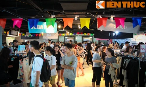 Giới trẻ Hà Nội thỏa thích mua sắm cuối tuần tại New District