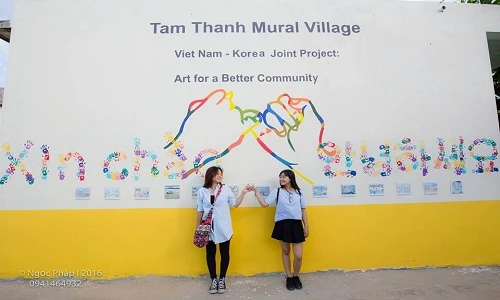 Bạn trẻ rủ nhau tới làng bích họa Việt - Hàn chụp ảnh