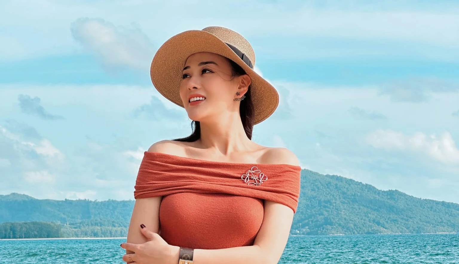 Thời trang biển của Phương Oanh thay đổi thế nào khi làm vợ Shark Bình?