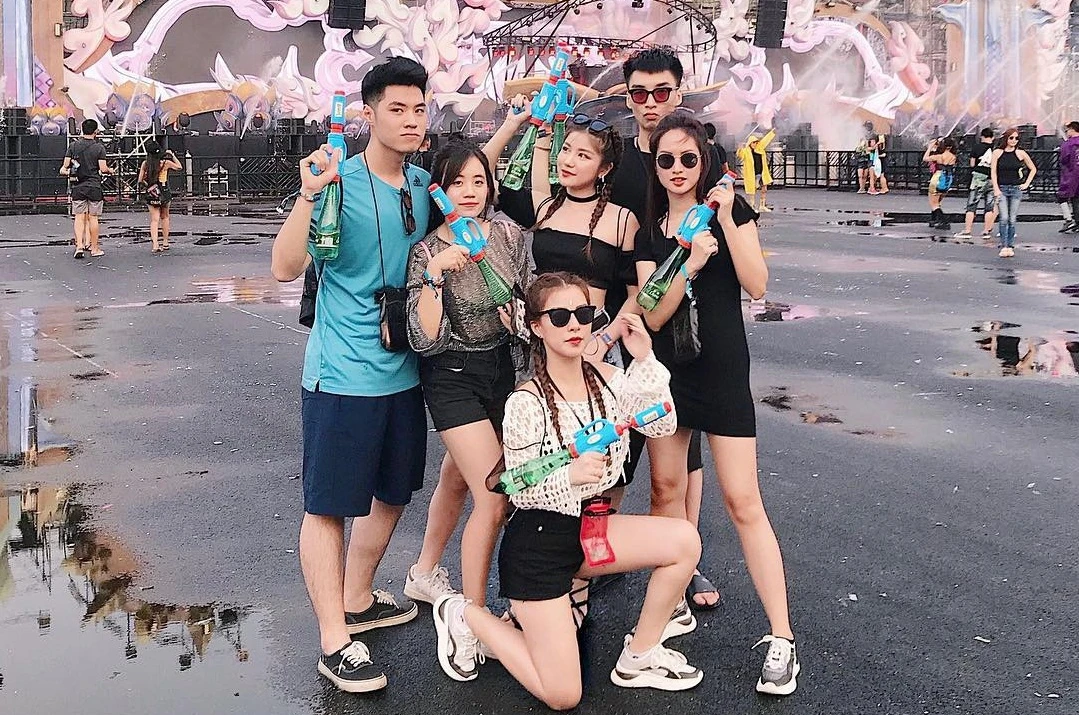 1 mét vuông 10 trai xinh gái đẹp hội tụ ở Tết té nước Songkran