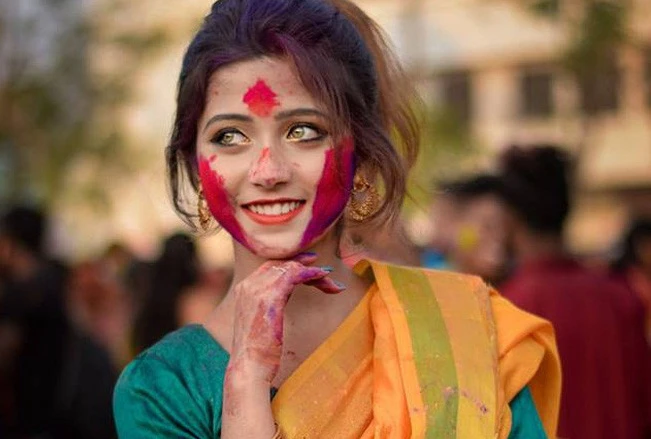 Thiếu nữ Ấn Độ ở lễ hội Mùa Xuân khiến CĐM chao đảo vì quá xinh