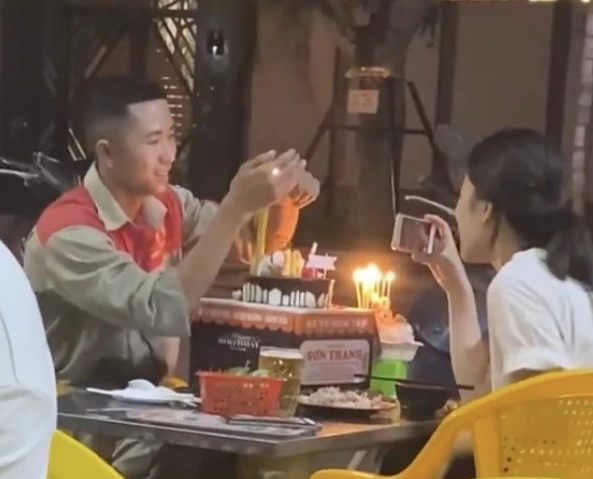 Đón sinh nhật tại quán vỉa hè, cặp đôi khiến netizen rưng rưng