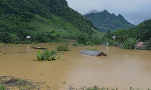 Ngôi làng bị ngập sâu tới mái nhà ở Điện Biên