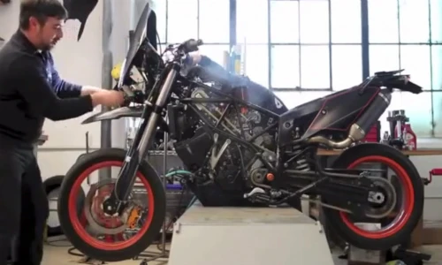 Chiêm ngưỡng mô tô “2 cầu” đầu tiên trên thế giới