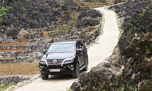 Cầm lái SUV bán chạy nhất Việt Nam - Toyota Fortuner 2017 