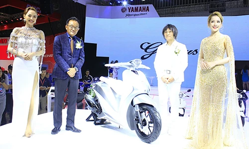 Minh Hằng "hẹn hò" Chi Pu tại gian hàng Yamaha ở VCMS 2017