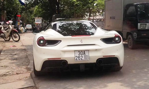 Siêu xe Ferrari 488 GTB của Cường Đô la ra biển Hà Nội