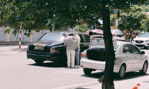 Taxi Rolls-Royce hơn 20 tỷ hết xăng tại Quảng Ninh