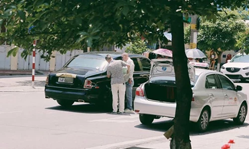 Taxi Rolls-Royce hơn 20 tỷ hết xăng tại Quảng Ninh