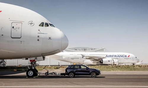 Porsche Cayenne kéo máy bay Airbus A380 nặng 285 tấn