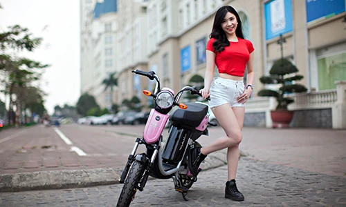 Hot girl Thanh Bi đọ cá tính bên xe điện Anbico Bat-X