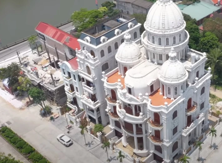 Ngỡ ngàng lâu đài gỗ lim hơn 200 tỷ của đại gia Ninh Bình