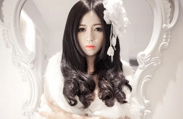 Sau lùm xùm tình ái, hot girl "dao kéo" bất ngờ khoe sắp kết hôn