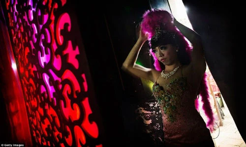 Cuộc sống về đêm của các vũ công giả gái Trung Quốc