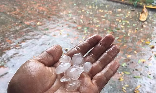 Mưa đá bất ngờ ập xuống ngoại thành Hà Nội