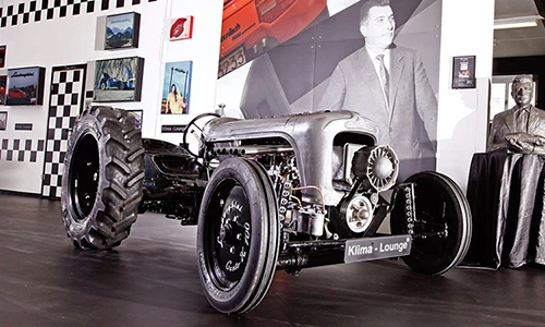 Siêu máy kéo Lamborghini Centenario giá hơn 5 tỷ đồng