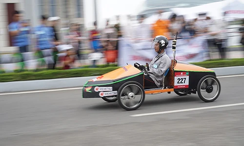 Sinh viên Việt Nam chế xe máy đi 1.350km/lít xăng 