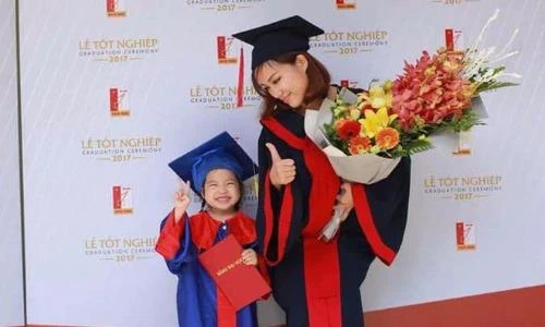 Dân mạng xúc động với hình ảnh mẹ và con gái 3 tuổi nhận bằng tốt nghiệp 