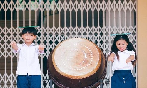 Cả thanh xuân trở về theo bộ ảnh hai học sinh tiểu học Hà Nội