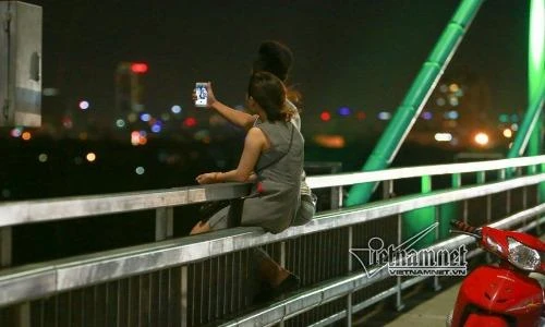 Hãi hùng kiểu ngồi hóng mát trên cầu Nhật Tân 