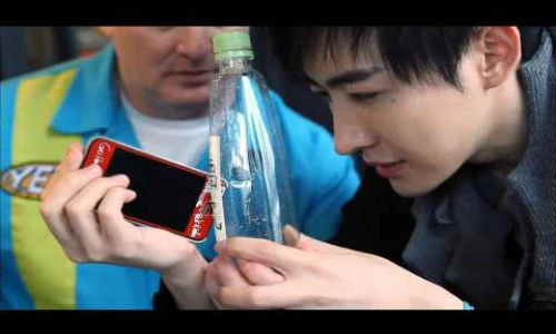 Chàng trai Việt "lật tẩy" trò nhét iPhone vào chai thủy tinh