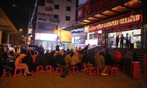 Người Hà Nội xếp hàng từ tờ mờ sáng chờ mua vàng Vía Thần Tài