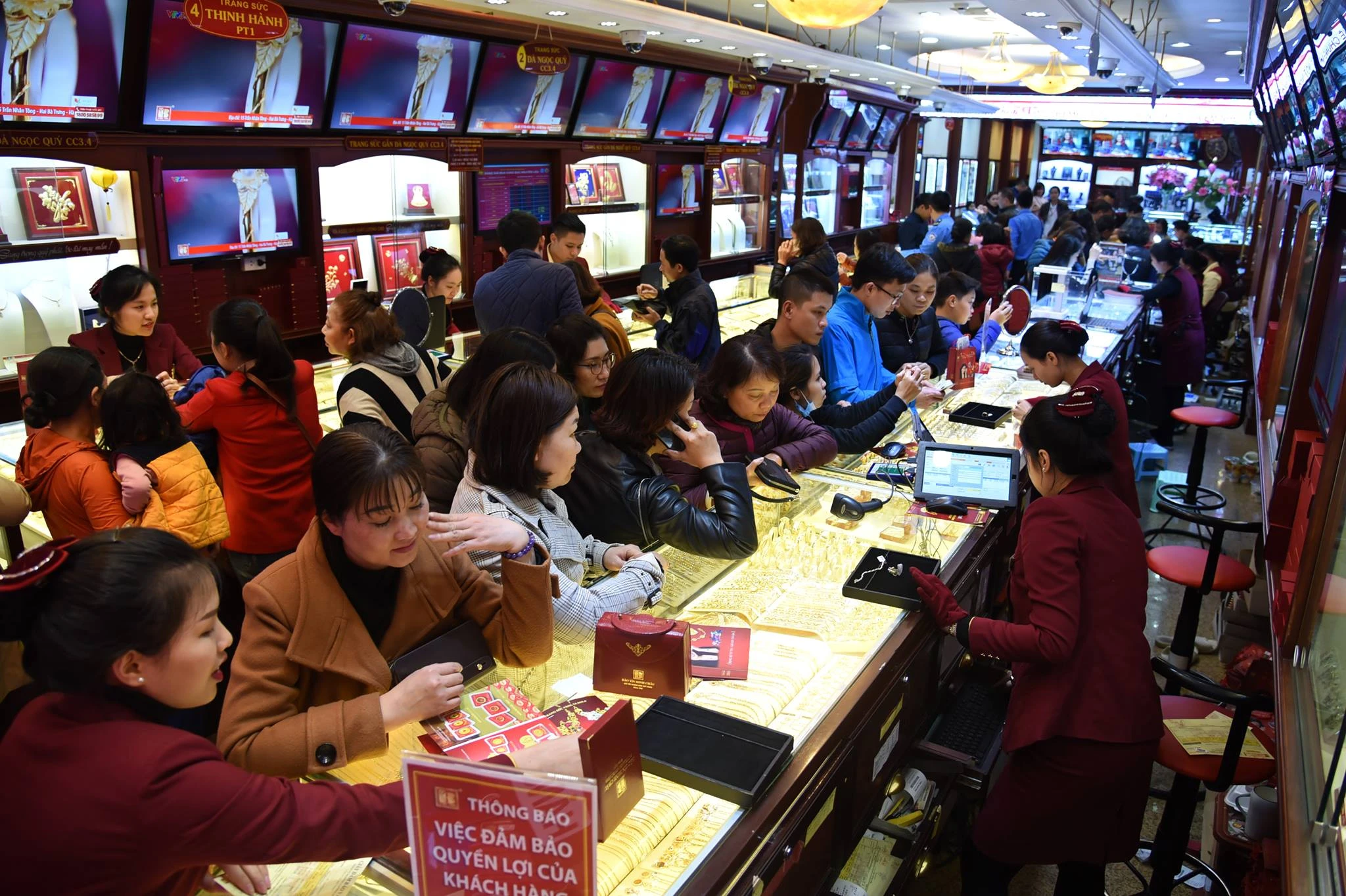 Tấp nập người mua cầu may, giá vàng vẫn không quá "chát"