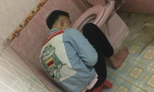 Nhậu say bí tỉ, anh chàng được hộ tống vào toilet cùng chăn chiếu
