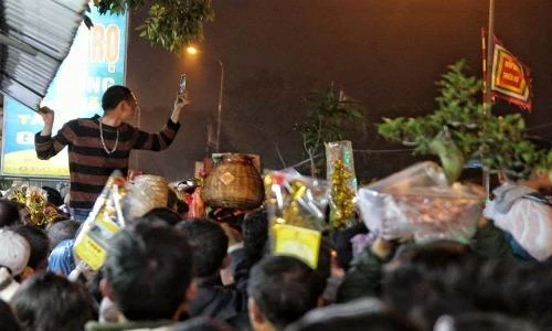 Ảnh: Chợ Viềng thất thủ giữa biển người chen nhau mua đồ