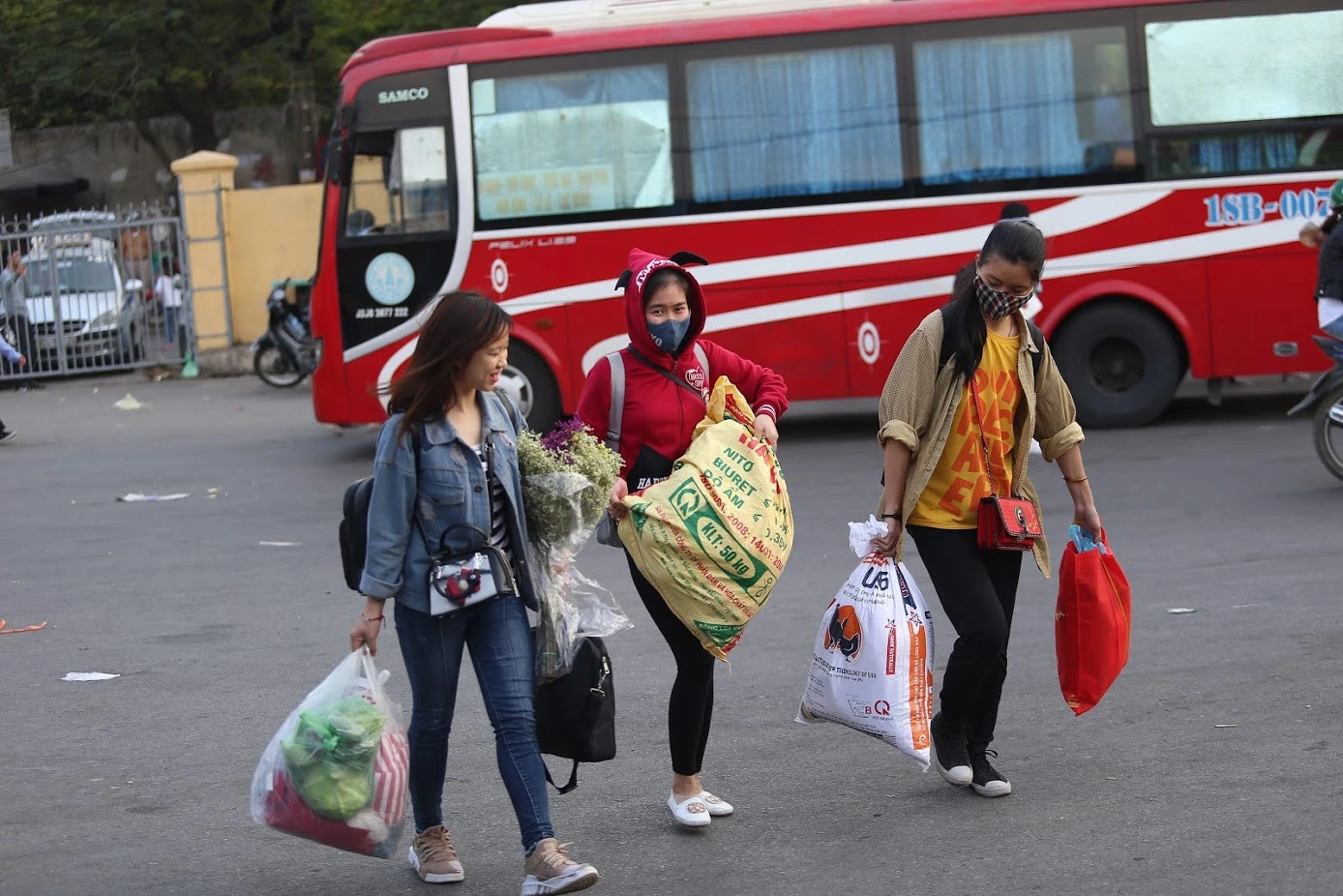 Ảnh: Người dân “tay xách, nách mang” trở lại Hà Nội sau đợt nghỉ Tết