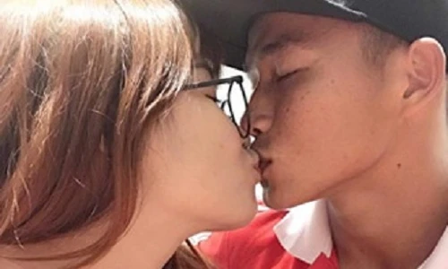 Lộ ảnh bạn gái Văn Lâm từng “khóa môi” với đàn em U22 Việt Nam