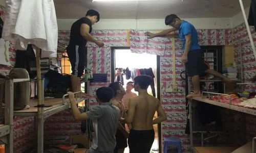 Lục đục sửa sang, nhóm nam sinh biến kí túc xá trở nên đặc biệt