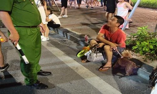Cấm mang chó không rọ mõm vào phố đi bộ hồ Gươm, dân mạng nói gì?