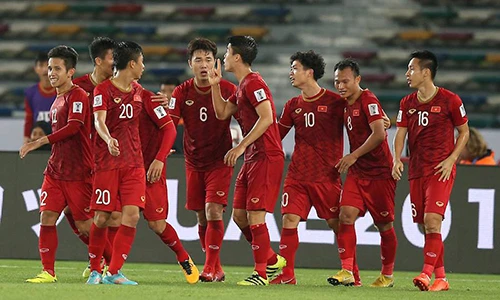 Video: Tuyển thủ Việt Nam ăn mừng cực “nhiệt” trong phòng thay đồ