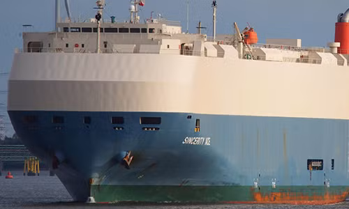 Tàu chở 3.800 xe Nissan bốc cháy trên biển Thái Bình Dương