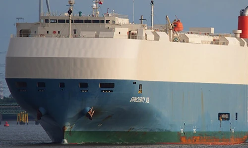 Tàu chở 3.800 xe Nissan bốc cháy trên biển Thái Bình Dương