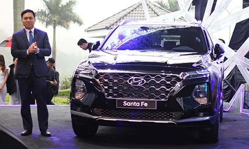 Hyundai SantaFe 2019 giá từ 995 triệu đồng "đấu" Ford Everest