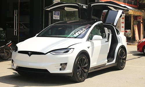 Xe ôtô điện Tesla Model X P100D hơn 8 tỷ tại Hà thành