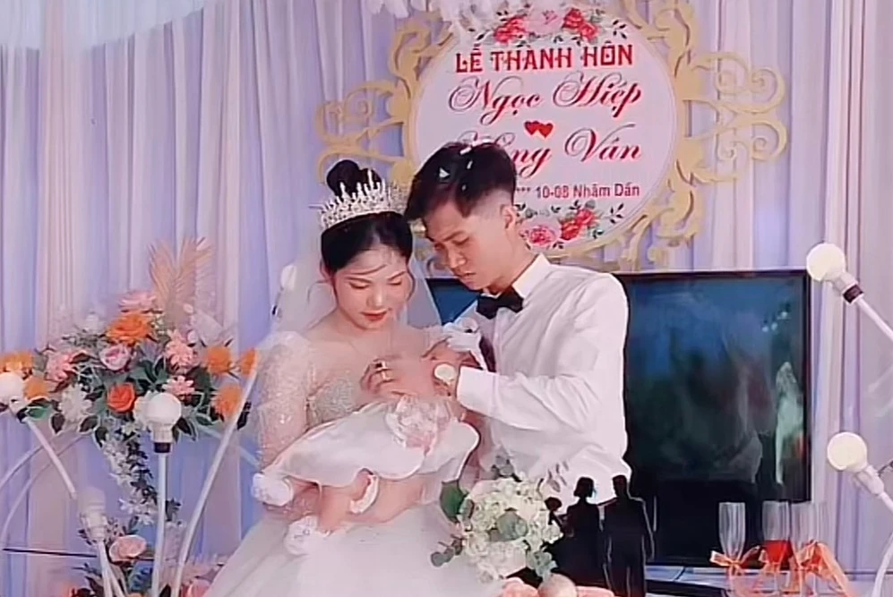 Xuất hiện trong đám cưới bố mẹ, nhóc tỳ chiếm spotlight