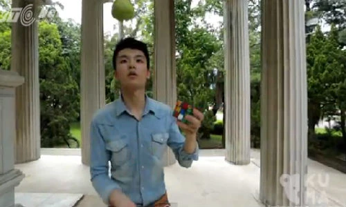 Thán phục chàng trai chơi Rubik một tay nhanh chóng mặt