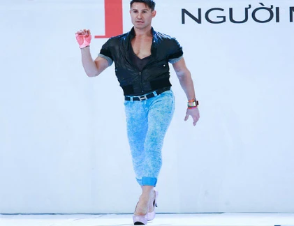 Giám khảo Next Top Model “lả lơi” với giày hồng 2 tấc