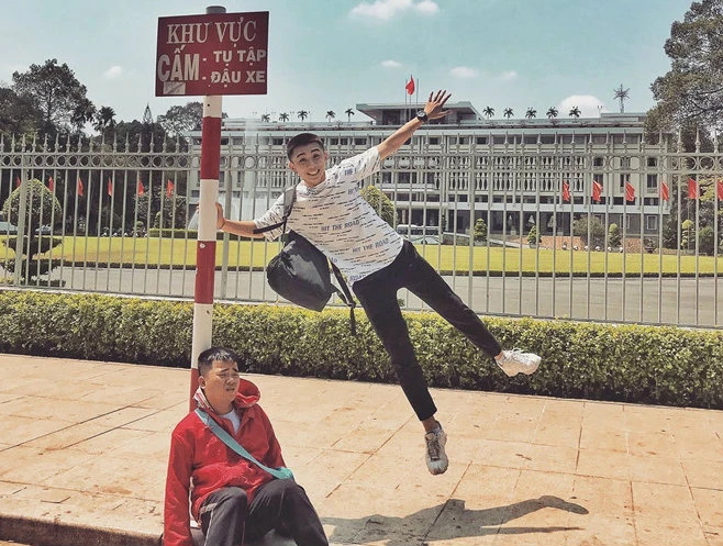 Dân mạng thích thú với bộ ảnh “chàng trai mệt mỏi” du lịch khắp Sài Gòn