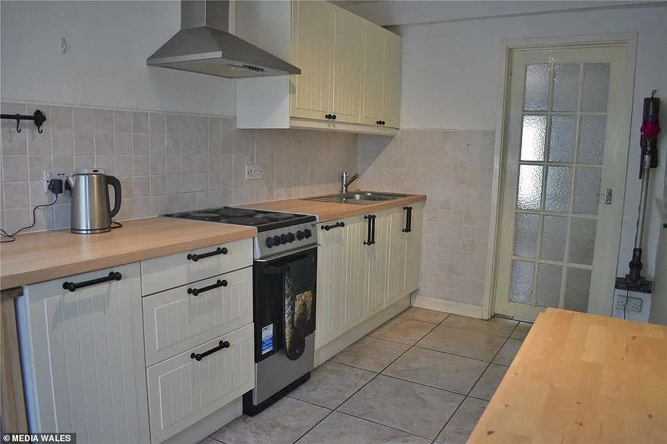 Khám phá những điều kỳ bí trong ngôi nhà rộng 2m, giá hơn 2 tỷ đồng